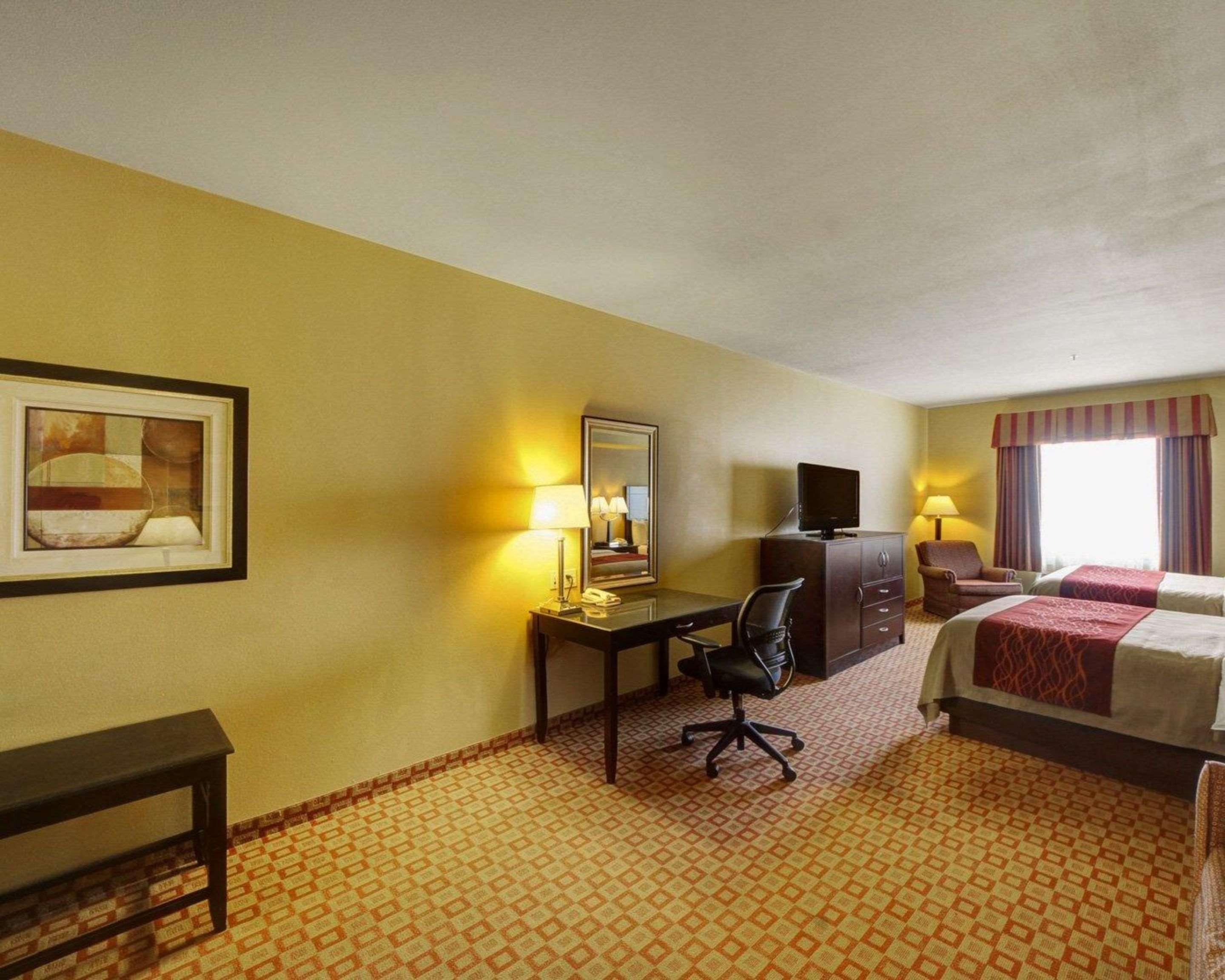 Hotel Comfort & Near I-2